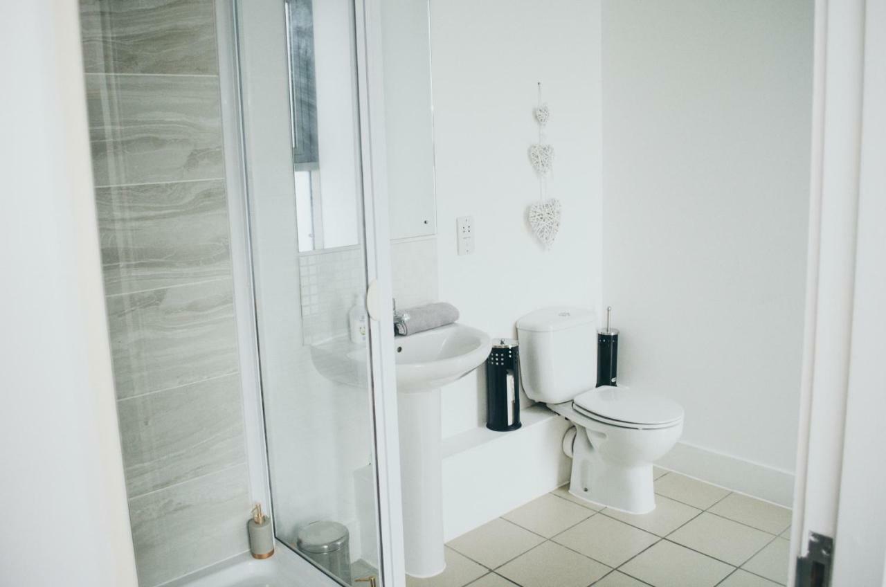 Serviced Apartment In Liverpool City Centre - Free Parking - Balcony - By Happy Days Εξωτερικό φωτογραφία
