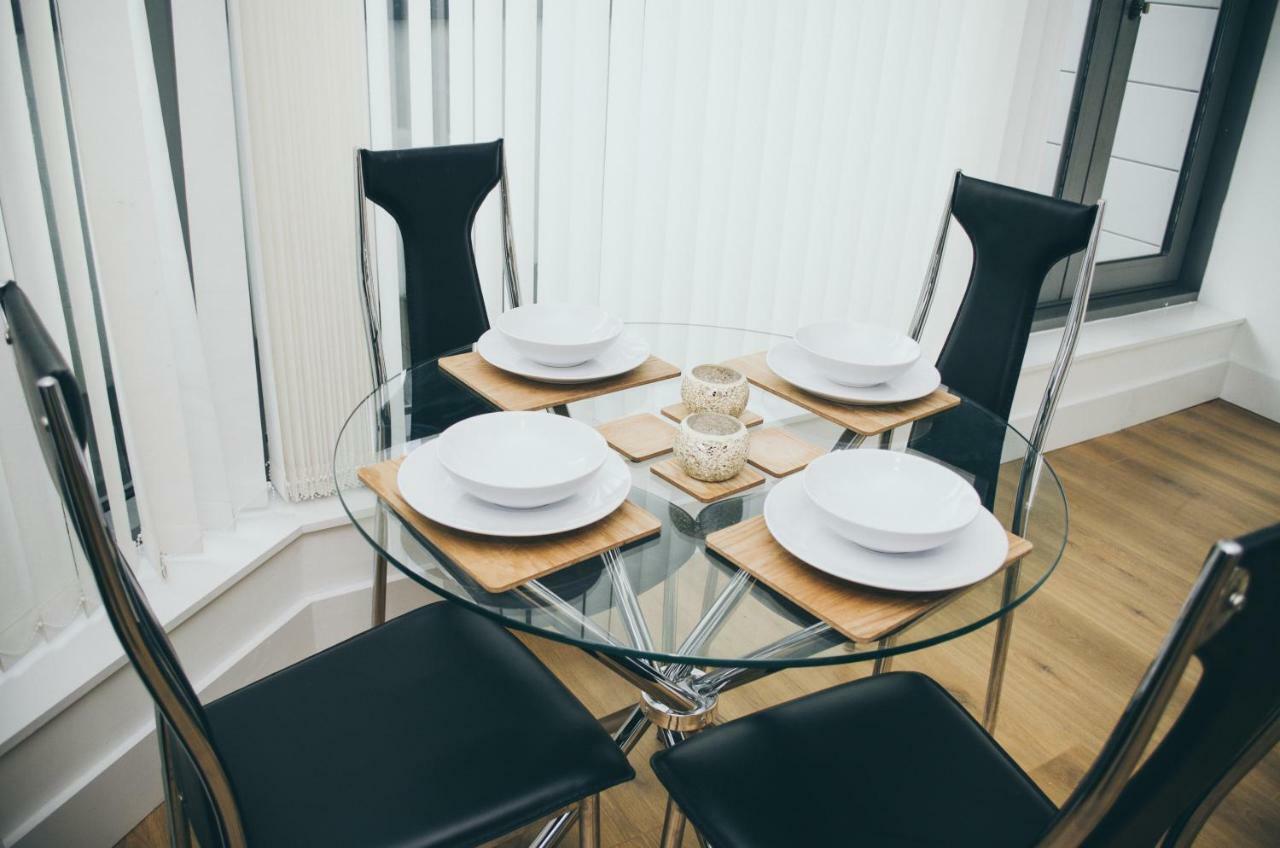 Serviced Apartment In Liverpool City Centre - Free Parking - Balcony - By Happy Days Εξωτερικό φωτογραφία
