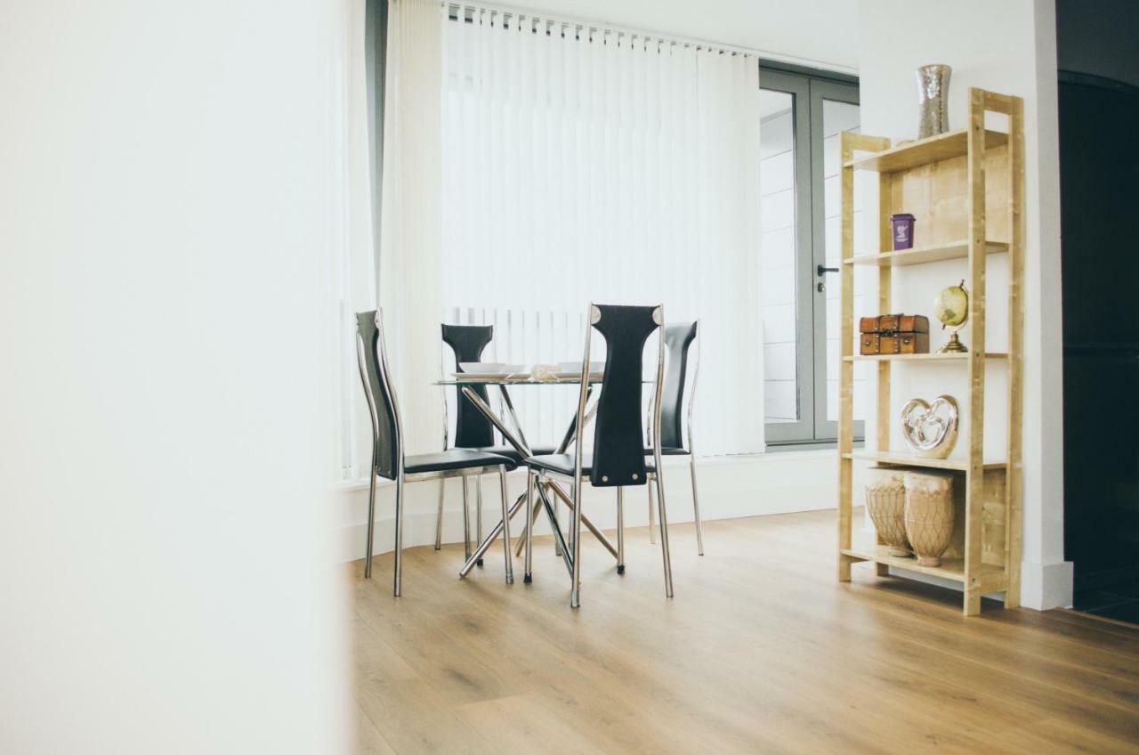 Serviced Apartment In Liverpool City Centre - Free Parking - Balcony - By Happy Days Εξωτερικό φωτογραφία