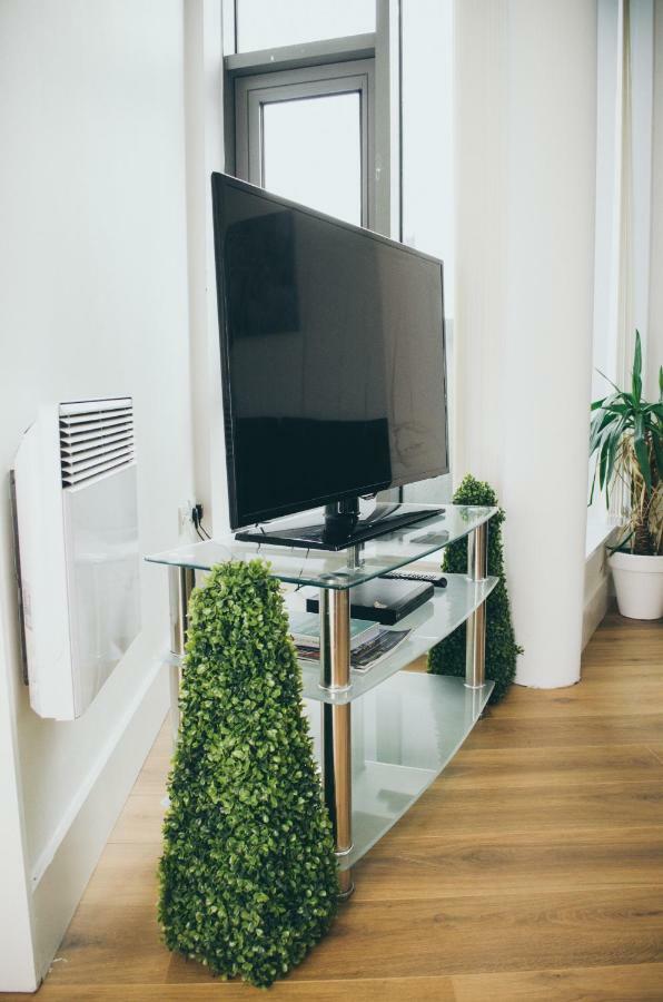 Serviced Apartment In Liverpool City Centre - Free Parking - Balcony - By Happy Days Εξωτερικό φωτογραφία