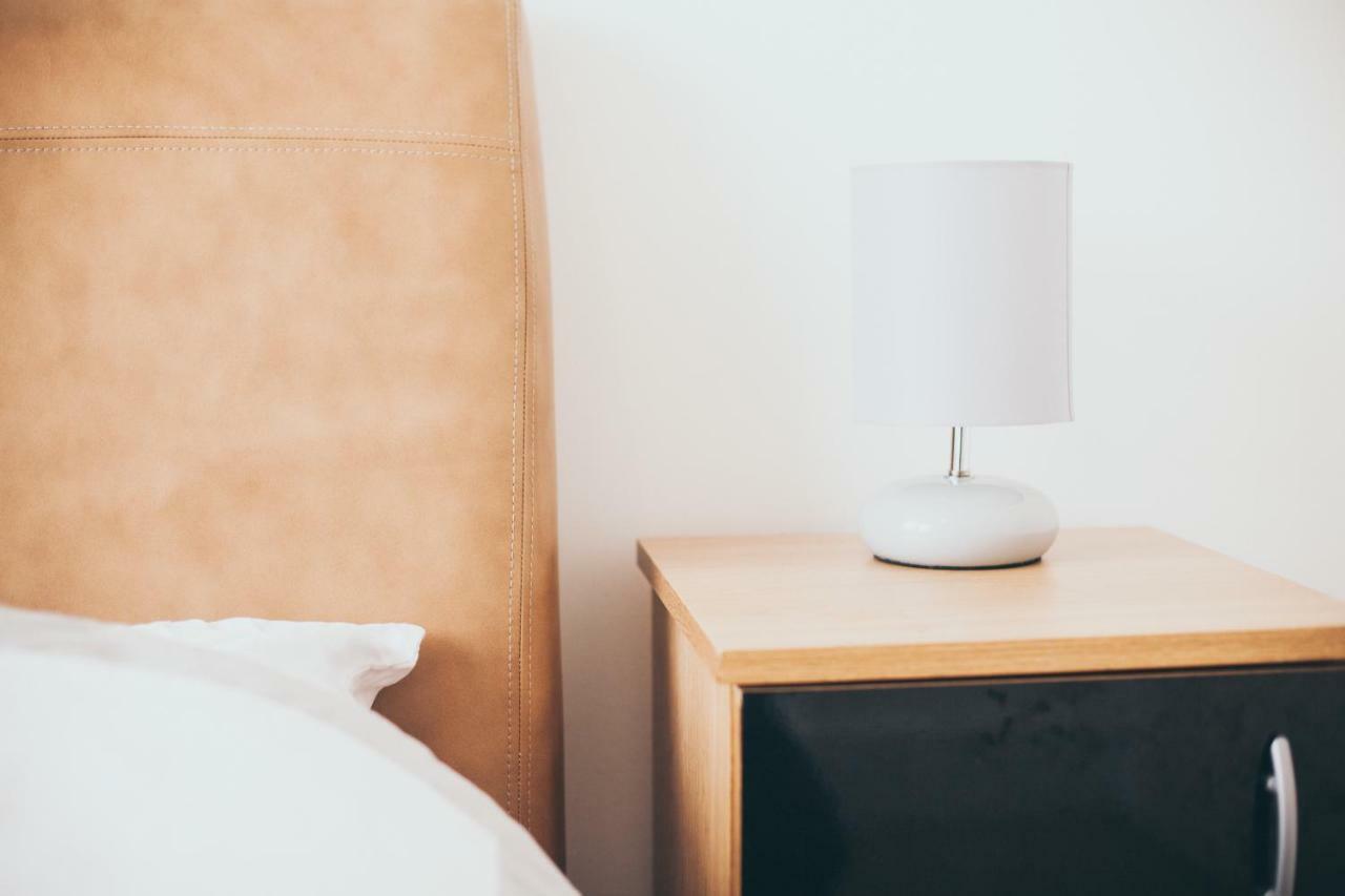 Serviced Apartment In Liverpool City Centre - Free Parking - Balcony - By Happy Days Εξωτερικό φωτογραφία
