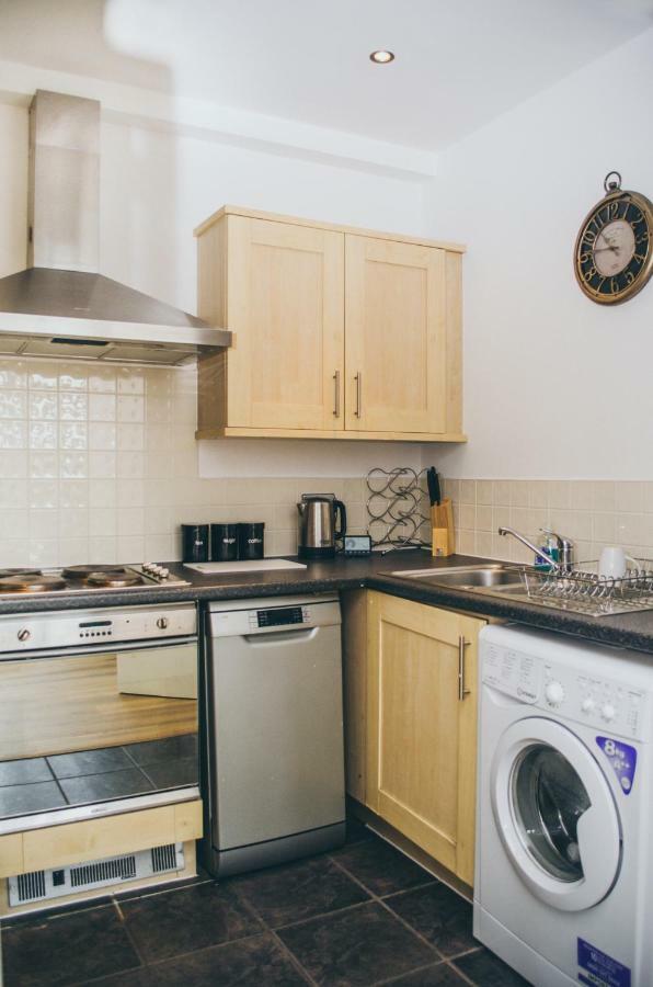 Serviced Apartment In Liverpool City Centre - Free Parking - Balcony - By Happy Days Εξωτερικό φωτογραφία