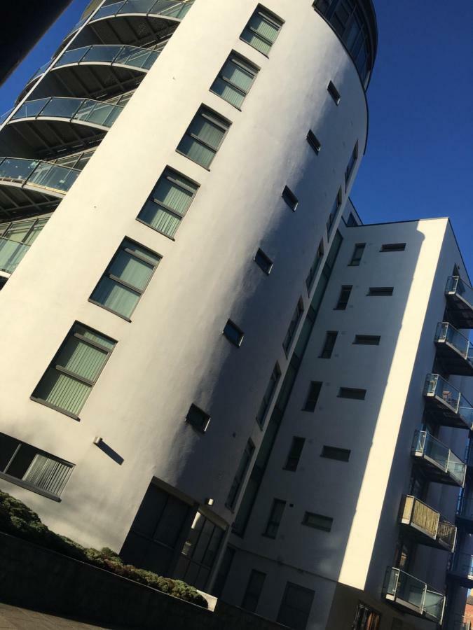 Serviced Apartment In Liverpool City Centre - Free Parking - Balcony - By Happy Days Εξωτερικό φωτογραφία